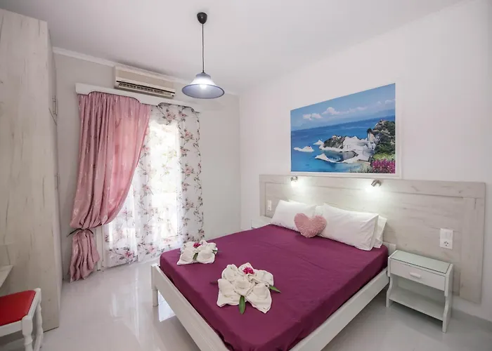 Villa Eleni Holiday Resort 4' Walk To Beach With Pool - Ideal For Families And Couples Lägenhetshotell