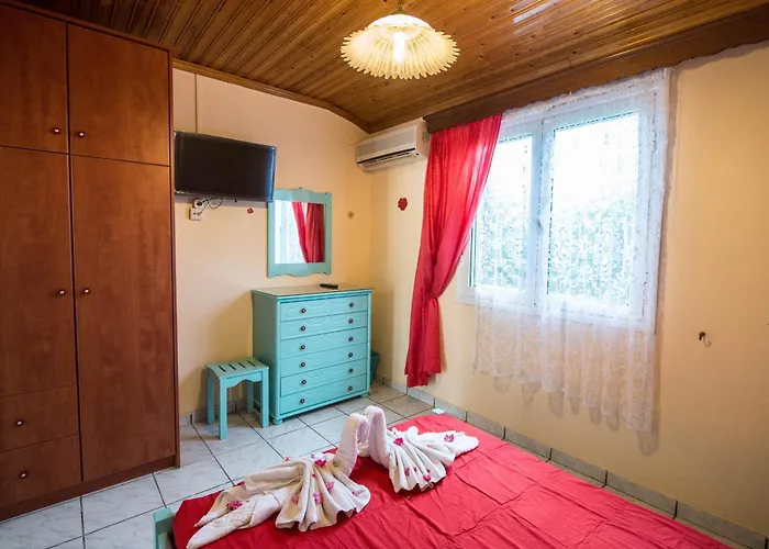 Villa Eleni Holiday Resort 4' Walk To Beach With Pool - Ideal For Families And Couples Lägenhetshotell 4*
