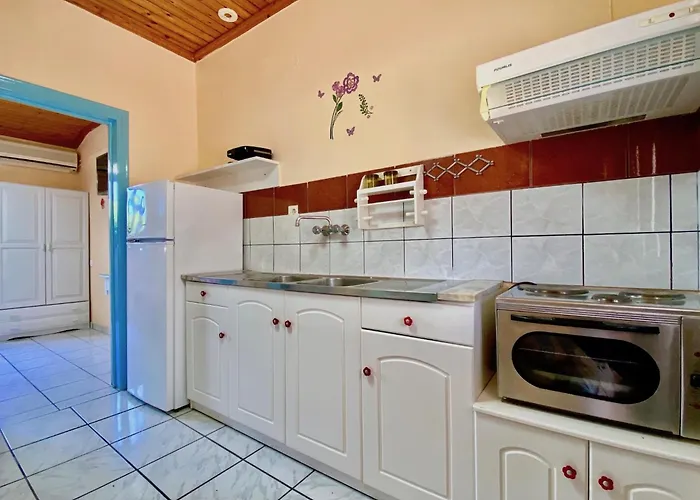 Villa Eleni Holiday Resort 4' Walk To Beach With Pool - Ideal For Families And Couples Lägenhetshotell 4*