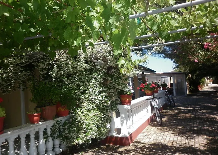 Villa Eleni Holiday Resort 4' Walk To Beach With Pool - Ideal For Families And Couples