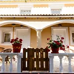 Villa Eleni Holiday Resort 4' Walk To Beach With Pool - Ideal For Families And Couples Appart hôtel Sidárion