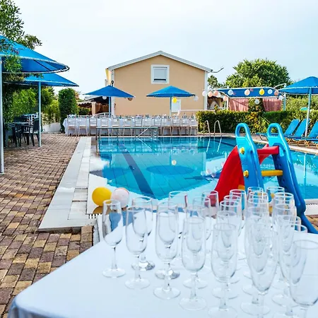 Eleni Holidays - With Pool Near The Aparthotel